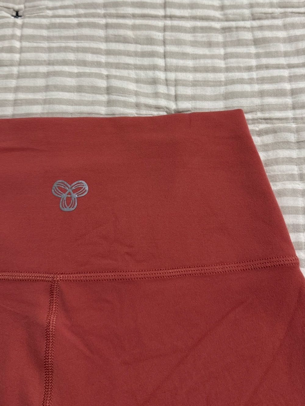 Aritzia TNA Butter Atmosphere 7” Shorts - Size S - Warm Sienna Red - Picture 5 of 5